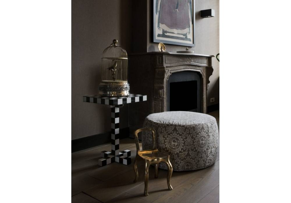 Table Echec et Mat : Design Ludique et Multiusage pour Intérieurs Contemporains