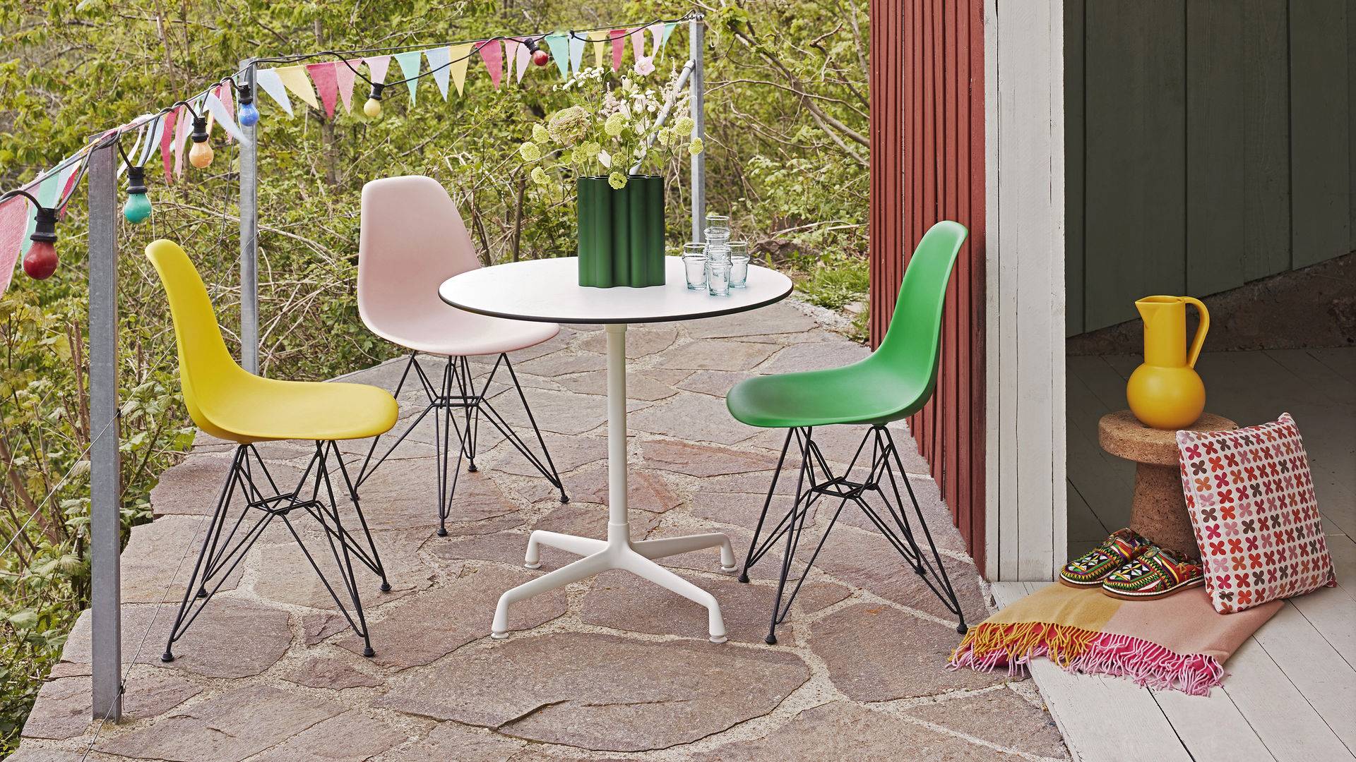 Eames Plastic Chair version actualisée du légendaire Fiberglass Chair DSR
