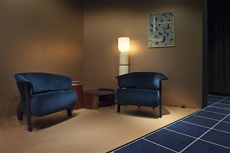 BACK-WING ARMCHAIR